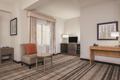 La Quinta Inn & Suites by Wyndham Brooklyn East image 10