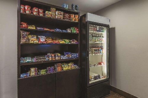 La Quinta Inn & Suites by Wyndham Brooklyn East image 15