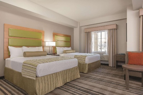 La Quinta Inn & Suites by Wyndham Brooklyn East image 18