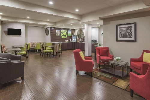 La Quinta Inn & Suites by Wyndham Brooklyn East image 27