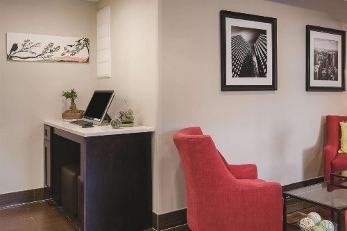 La Quinta Inn & Suites by Wyndham Brooklyn East image 39