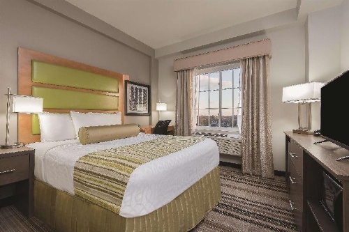 La Quinta Inn & Suites by Wyndham Brooklyn East image 4