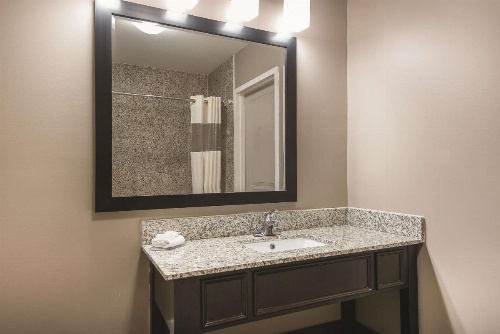 La Quinta Inn & Suites by Wyndham Brooklyn East image 40